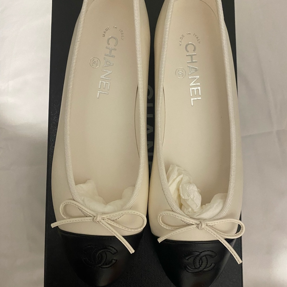 100 percent authentic Women's Cream and Black Ballet Flats
